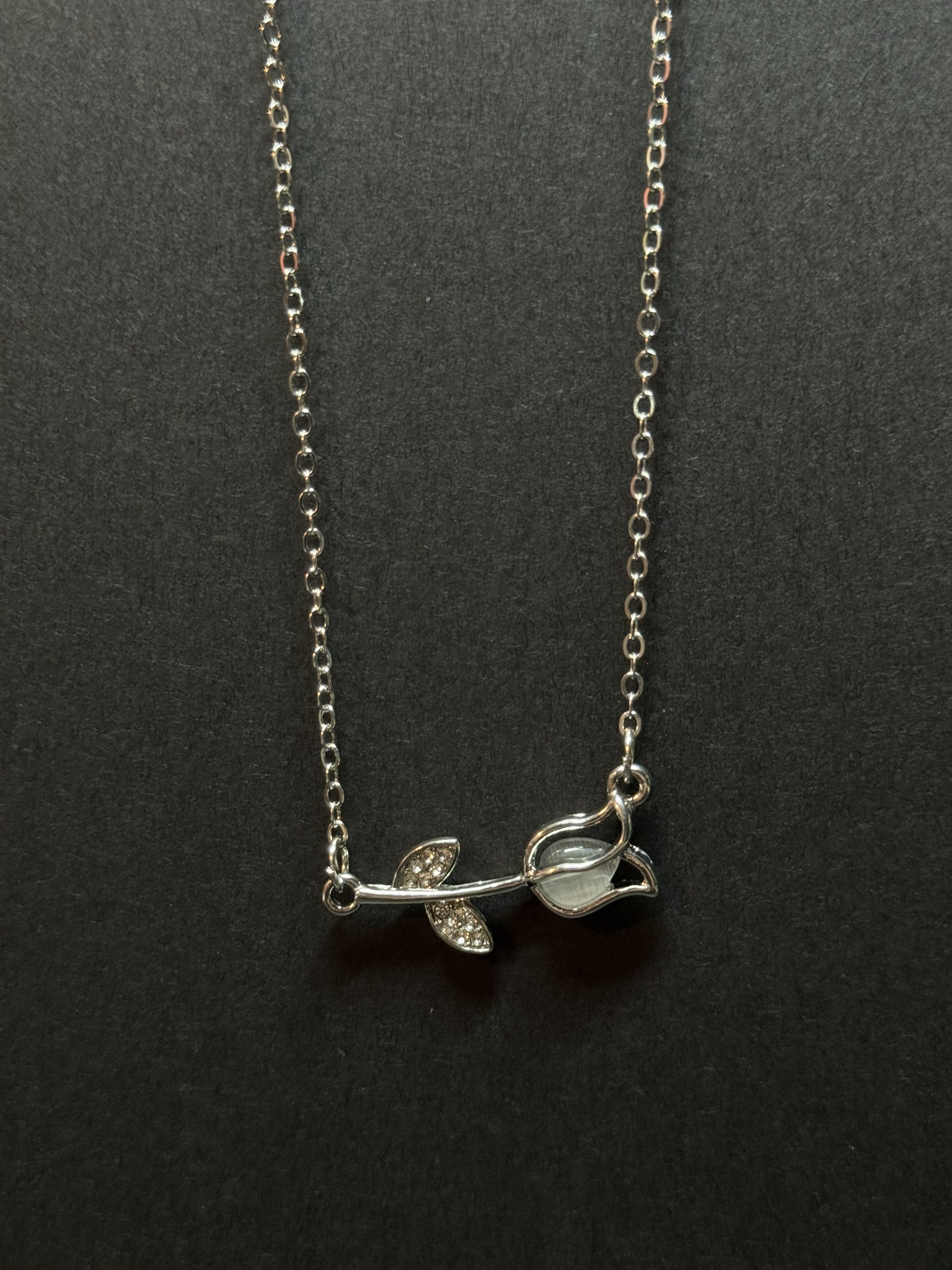 Elegant Rose Pendant Necklace – 18” Chain