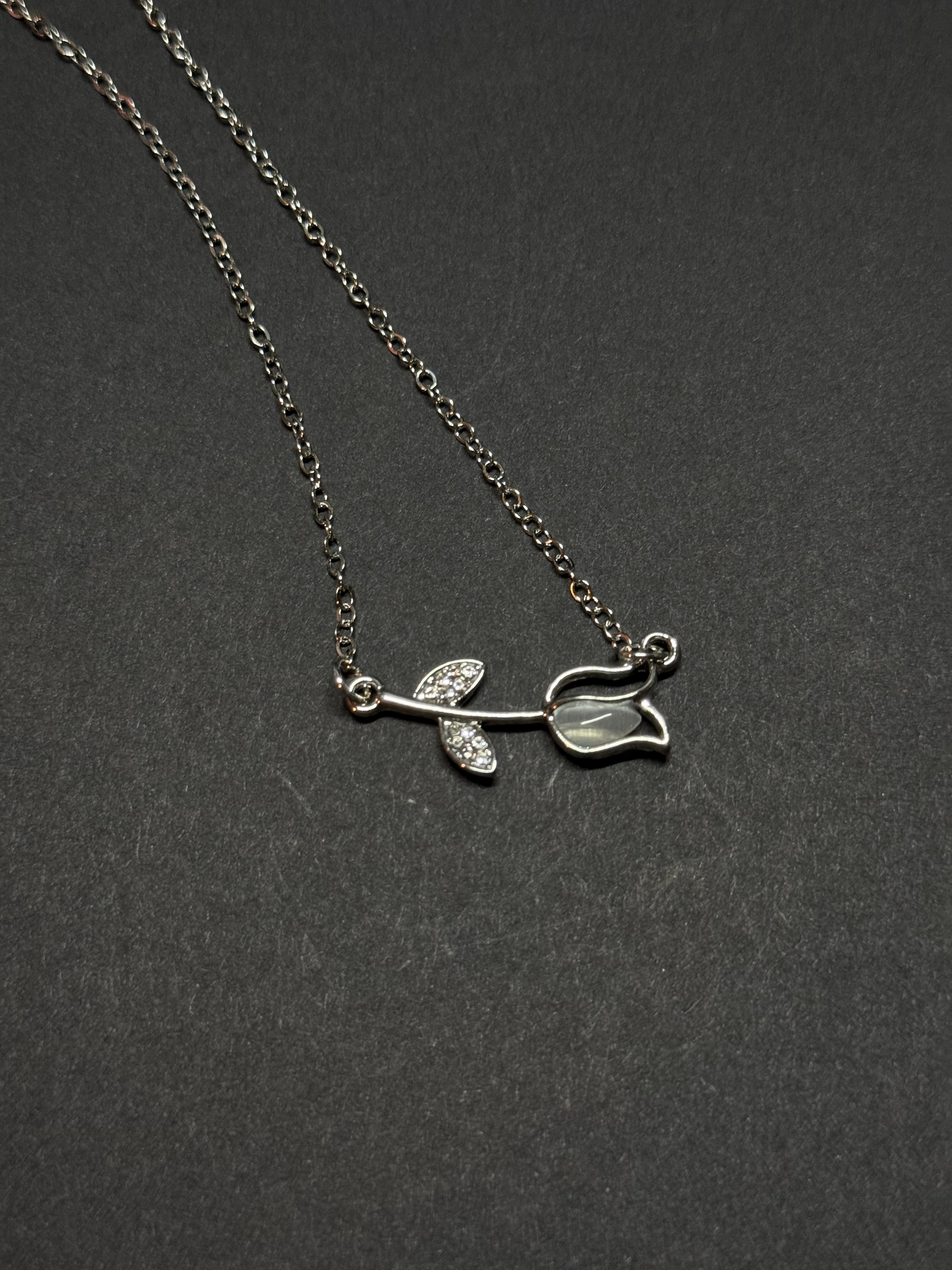 Elegant Rose Pendant Necklace – 18” Chain