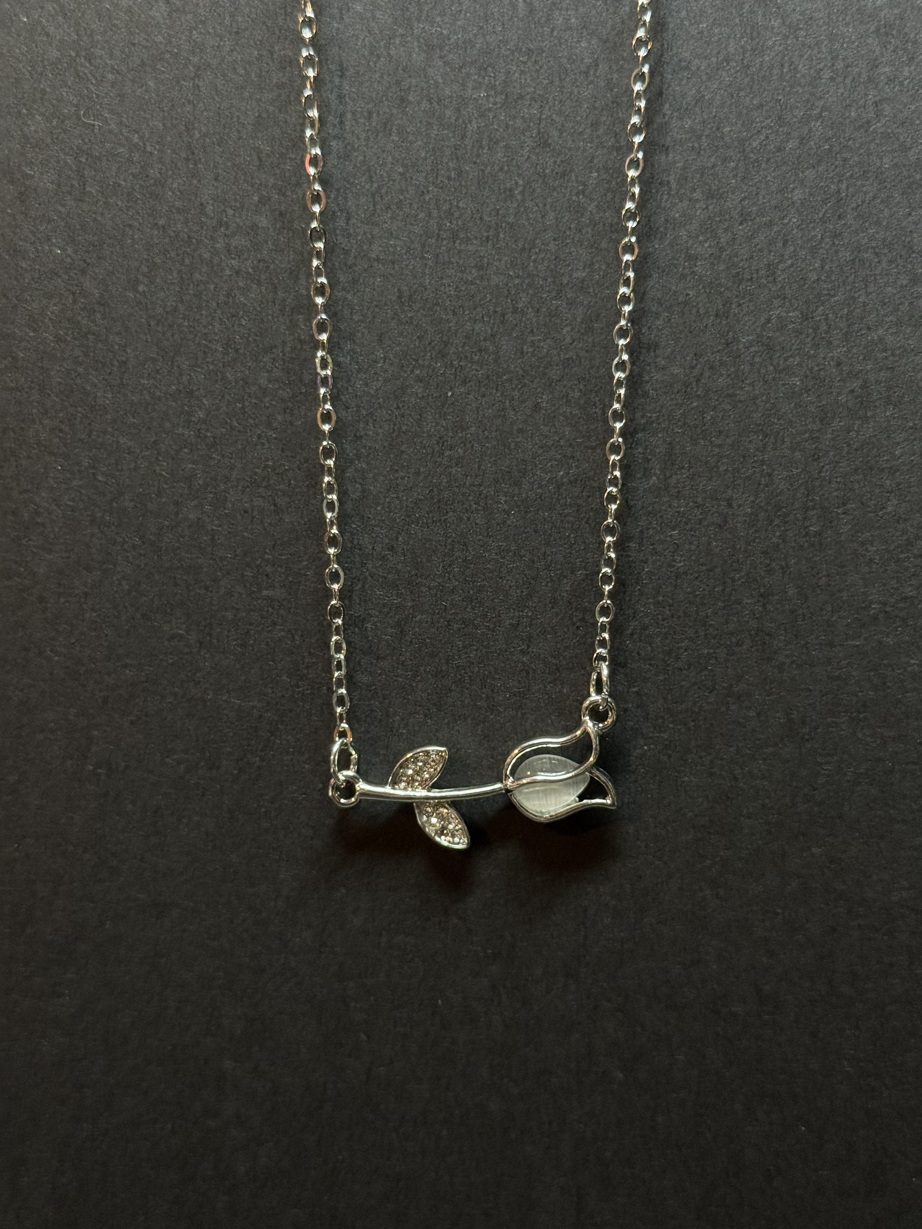 Elegant Rose Pendant Necklace – 18” Chain